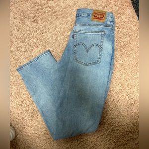 Light wash Levi’s wedgie straight jeans